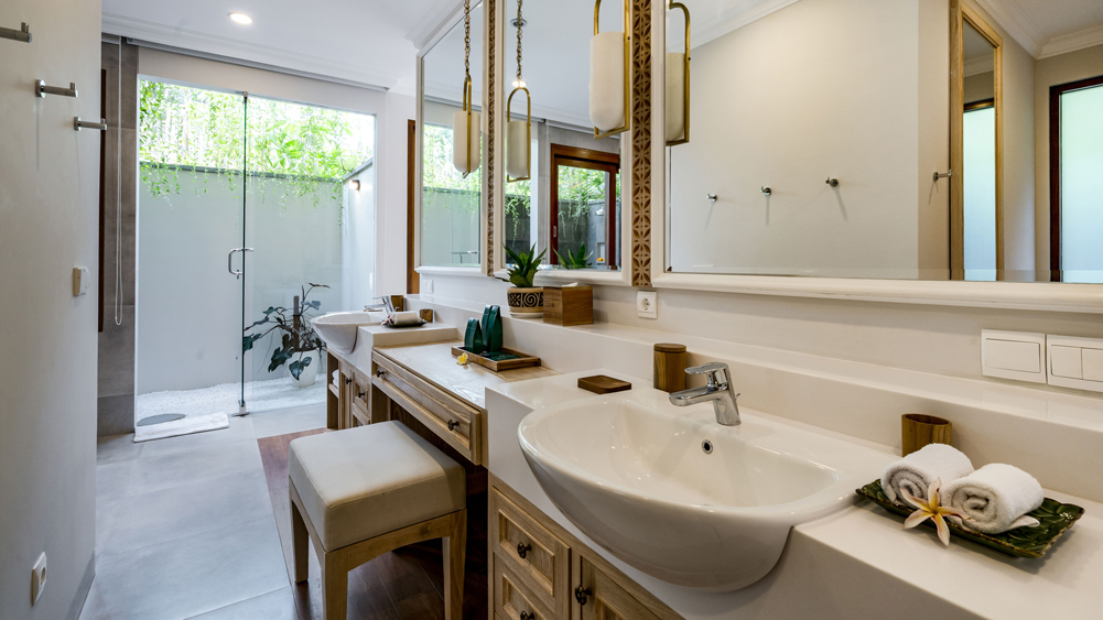 Pala Ubud - Villa Batur - Beautiful en suite bathroom with bathtub and outdoor shower